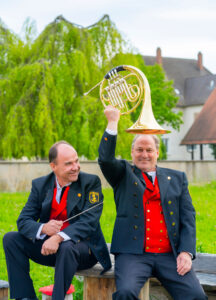 Dirigent links und Bruder